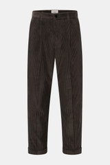 Ami Paris Cordhose anthrazit, front view of tapered fit anthracite corduroy pants with high waist, button fly, classic pleat, French pockets, back buttoned flap pockets, logo patch, and fixed cuff. 

<p>Mit lässiger Eleganz und französischem Esprit verlei