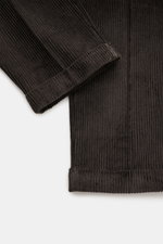 Close-up front-side view of Ami Paris Cordhose anthrazit showing dense cotton corduroy fabric, tapered fit, high waist, short cut, and fixed hem cuffs.

Additional description: <p>Mit lässiger Eleganz und französischem Esprit verleiht diese Karottenhose v