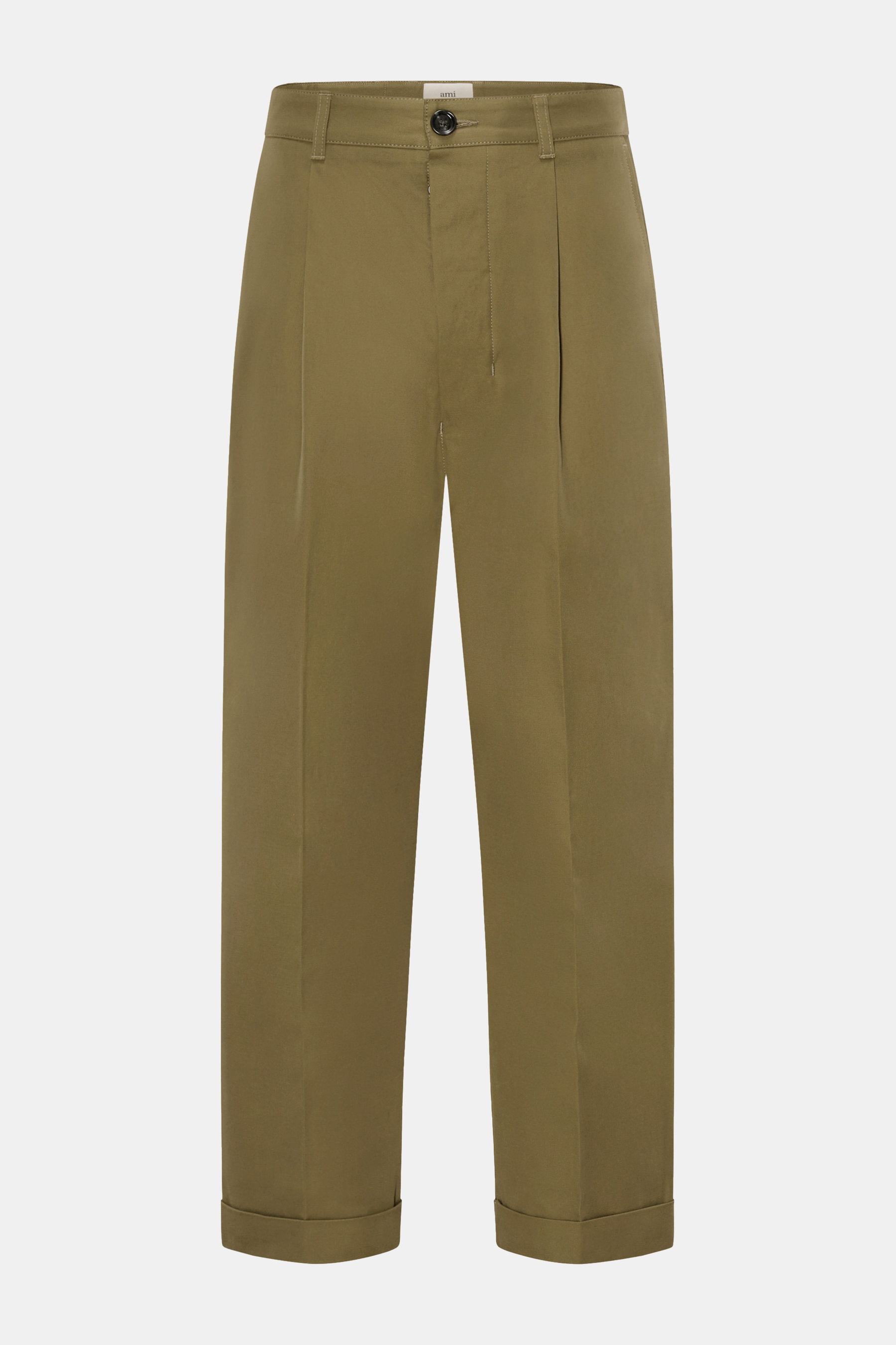 Ami Paris Baumwollhose oliv, frontale Ansicht, reine Baumwolle, glatter Griff, Tapered Fit, reguläre Oberschenkelweite, knöchellang, Button Fly, Bundknopf, Gesäßtaschen mit Knopf, Vegan Leather Patch.