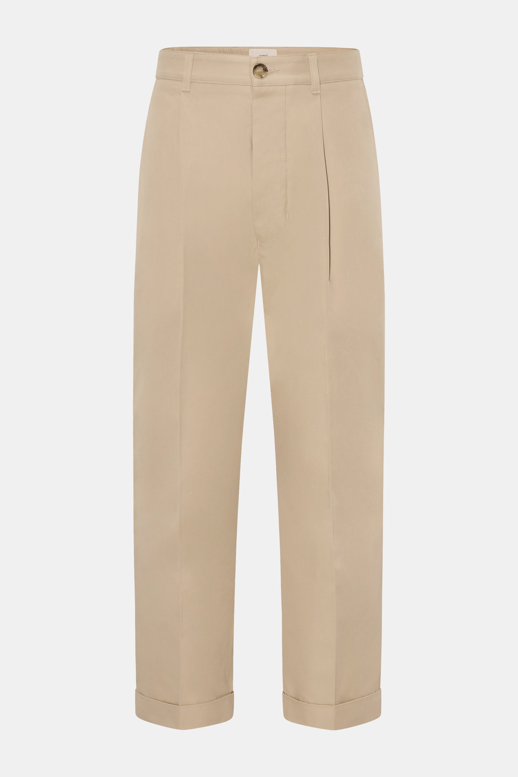 Ami Paris Baumwollhose beige, frontale Ansicht, reine Baumwolle, glatter Griff, Tapered Fit, reguläre Oberschenkelweite, knöchellang, Button Fly, Bundknopf, Gesäßtaschen mit Knopf, Vegan Leather Patch.