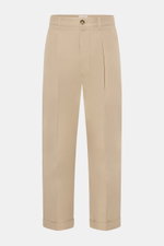 Front view of Ami Paris Baumwollhose beige cotton pants, reine Baumwolle, glatter Griff, Tapered Fit, reguläre Oberschenkelweite, knöchellang, Button Fly und Bundknopf, Gesäßtaschen mit Knopf, Vegan Leather Patch.