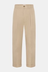 Front view of Ami Paris Baumwollhose beige cotton pants, reine Baumwolle, glatter Griff, Tapered Fit, reguläre Oberschenkelweite, knöchellang, Button Fly und Bundknopf, Gesäßtaschen mit Knopf, Vegan Leather Patch.