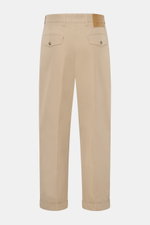 Back view of Ami Paris Baumwollhose beige, tapered fit, reine Baumwolle, glatter Griff, reguläre Oberschenkelweite, knöchellang, button fly und bundknopf, Gesäßtaschen mit Knopf, Vegan Leather Patch.