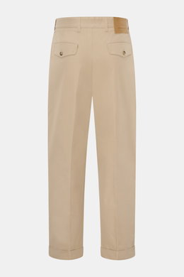 Back view of Ami Paris Baumwollhose beige, tapered fit, reine Baumwolle, glatter Griff, reguläre Oberschenkelweite, knöchellang, button fly und bundknopf, Gesäßtaschen mit Knopf, Vegan Leather Patch.