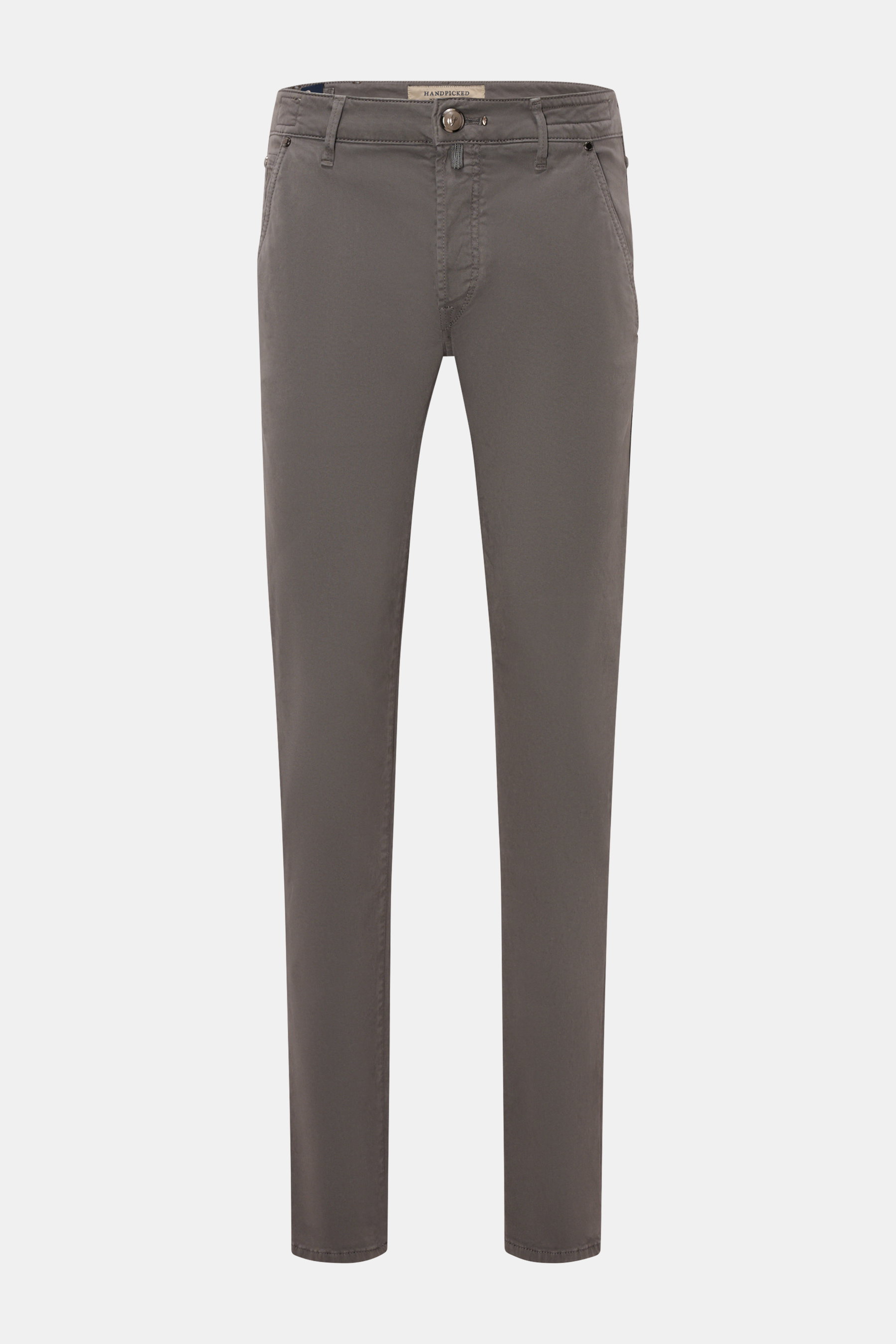 HandPicked Chino 'Parma' dunkelgrau, frontal fotografiert, Slim Fit, twill Baumwolle, elastisch, weicher Griff, Button Fly, französische Taschen, Münztasche mit Initial, Gesäßtaschen mit Stitching, Leather Patch in Ponyfell-Optik.