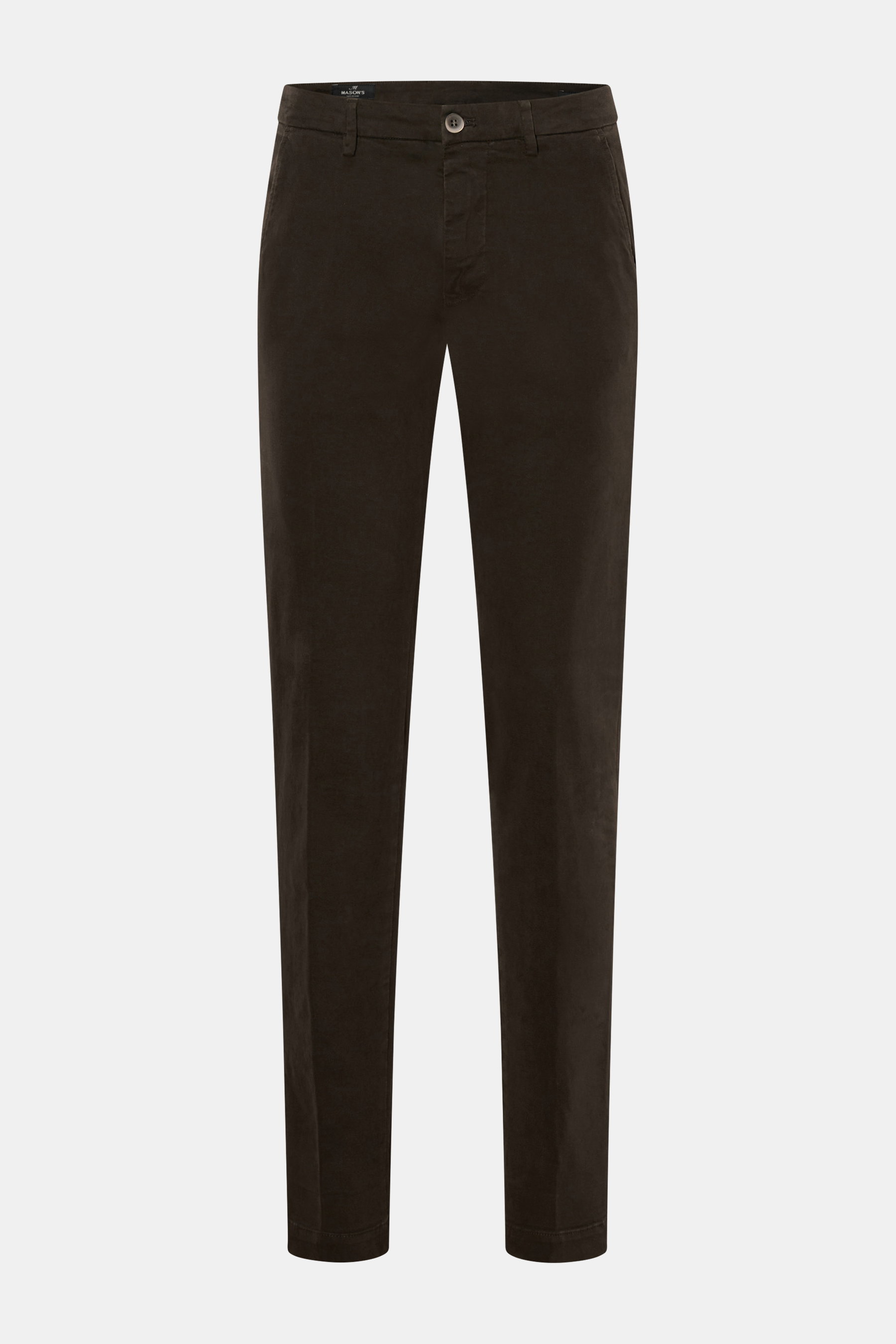 Mason's Chino 'Torino Style' dunkelbraun, frontal fotografiert, Slim Fit, Twill aus Baumwolle, elastisch, weicher Griff, garment dyed, niedrige Bundhöhe, Zip Fly, Bundknopf, französische Taschen, paspelierte Gesäßtaschen mit Knopf.