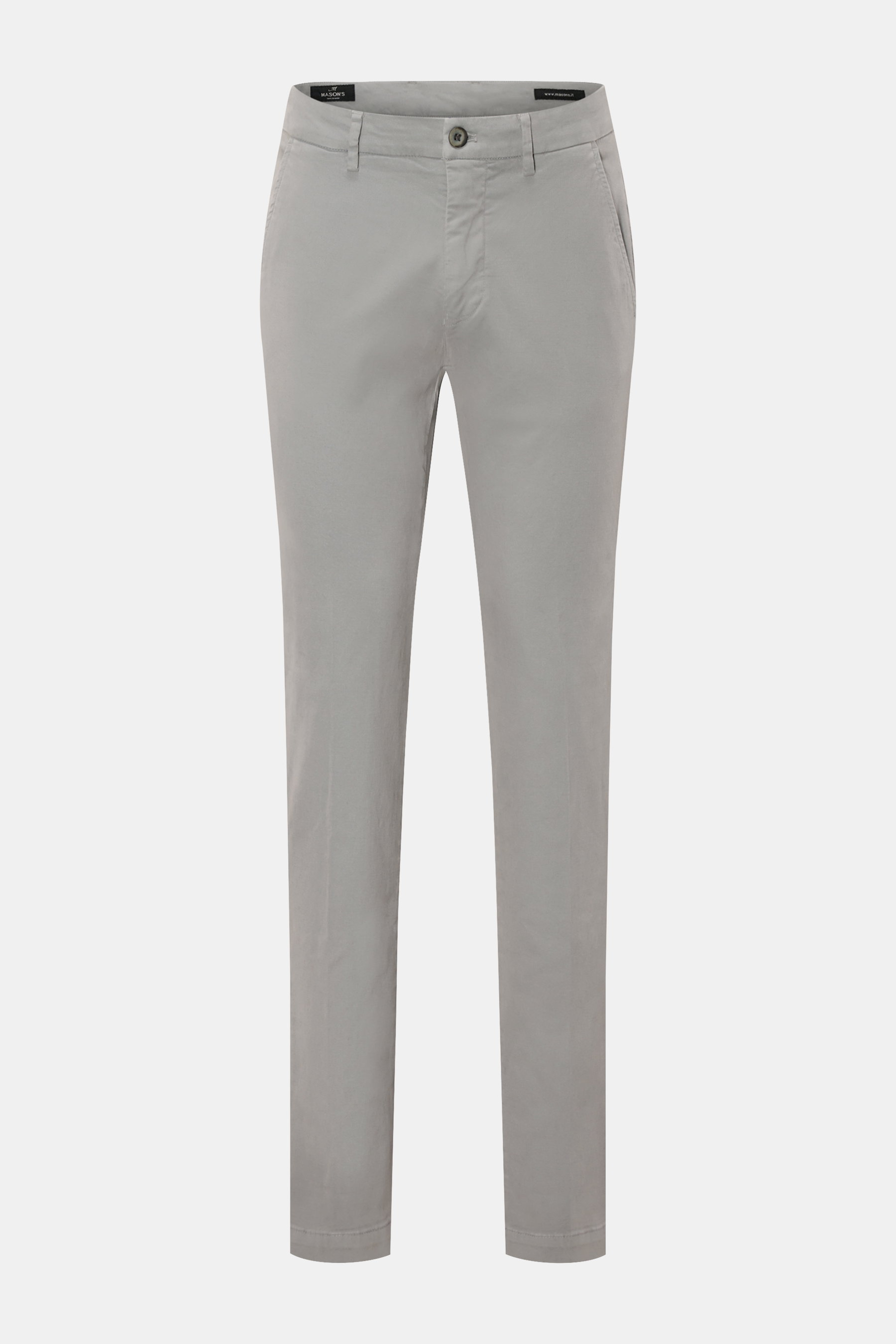 Mason's Chino 'Torino Style' grau, frontal fotografiert, schmal zulaufend, Slim Fit, Baumwoll-Twill, leicht elastisch, weicher Griff, garment dyed, niedrige Bundhöhe, Zip Fly, Bundknopf, französische Taschen, paspelierte Gesäßtaschen mit Knopf.