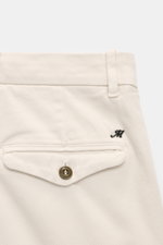 Mason's Chino 'Boston Style' sand, Detailaufnahme von hinten oben, Twill aus Baumwolle, leicht elastisch, weicher Griff, garment dyed, Regular Fit, schmal, Zip Fly, Bundknopf, französische Taschen, kleine Münztasche, Gesäßtaschen mit geknöpfter Patte.