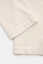 Nahaufnahme der Beinabschlüsse der Mason's Chino 'Boston Style' sand aus twill Baumwolle, leicht elastisch, Regular Fit, garment dyed.