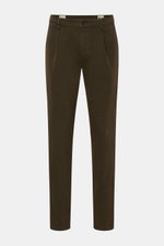 Mason's Chino 'Osaka Style' khaki, frontal fotografiert, Twill aus Baumwolle und Wolle, leicht elastisch, weicher Griff, garment dyed, Regular Fit, sehr schmal zulaufend, Zip Fly, Bundknopf, französische Taschen, einfache Bundfalte, paspelierte Gesäßtasch