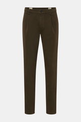 Mason's Chino 'Osaka Style' khaki, frontal fotografiert, Twill aus Baumwolle und Wolle, leicht elastisch, weicher Griff, garment dyed, Regular Fit, sehr schmal zulaufend, Zip Fly, Bundknopf, französische Taschen, einfache Bundfalte, paspelierte Gesäßtasch