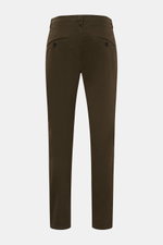 Mason's Chino "Osaka Style" khaki von hinten, Twill aus Baumwolle und Wolle, leicht elastisch, Regular Fit, sehr schmal zulaufend, Zip Fly, Bundknopf, französische Taschen, Bundfalte, paspelierte Gesäßtaschen mit Knopf.