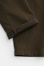 Nahaufnahme der umgeschlagenen Saumkante der Mason's Chino 'Osaka Style' khaki aus Twill Baumwolle und Wolle, leicht elastisch, Regular Fit, schmal zulaufend.