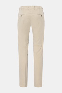Rear view of Mason's Cordhose 'New York Style' sand, slim fit cotton and lyocell corduroy pants with buttoned welt pockets.

Description: <p>Wohlfühlen mit Stil: Die Cordhose 'New York Style' von MASON'S bringt Wärme und Charakter in die Herbst- und Winte