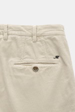 Close-up rear view of Mason's Cordhose 'New York Style' sand corduroy pants showing waistband, belt loops, back welt pocket with button, and black metal "M" initial.

<p>Wohlfühlen mit Stil: Die Cordhose 'New York Style' von MASON'S bringt Wärme und Chara