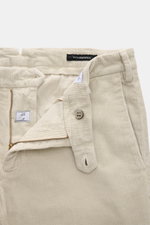 Close-up front view of Mason's Cordhose 'New York Style' sand corduroy pants showing zipper, button, belt loop, and fabric texture.

Description: <p>Wohlfühlen mit Stil: Die Cordhose 'New York Style' von MASON'S bringt Wärme und Charakter in die Herbst- u