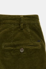 Close-up rear view of Mason's Corduroy trousers 'New York Style' olive, showing cotton and lyocell fabric, buttoned jetted back pocket, belt loop, and signature metal "M" initial.

Description: <p>Comfort and style: The corduroy trousers 'New York Style' 