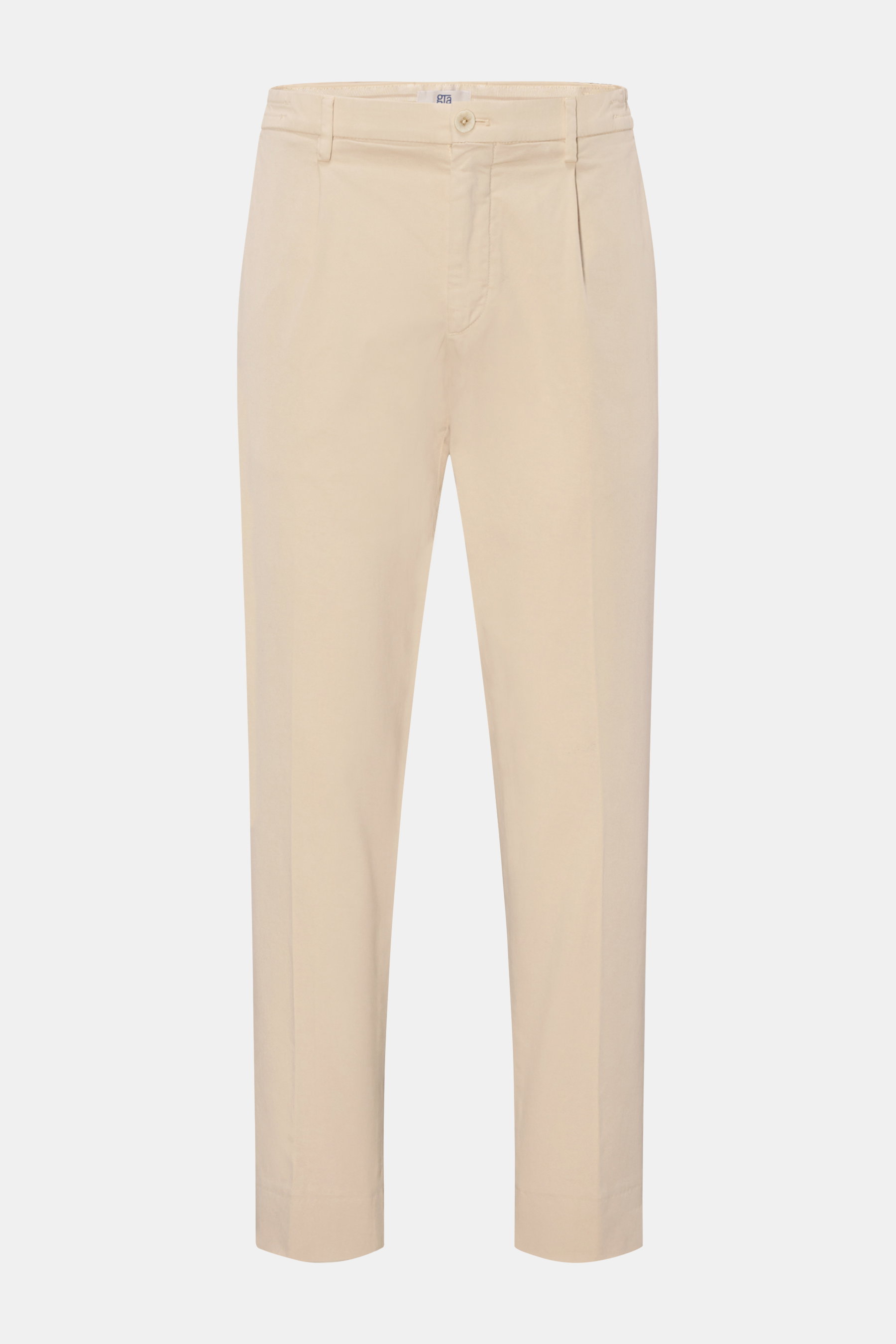 GTA Baumwollhose 'Dennis' sand, frontale Nahaufnahme, weiche, leicht elastische Baumwolle, tapered Fit, teilelastischer Bund, französische Taschen.