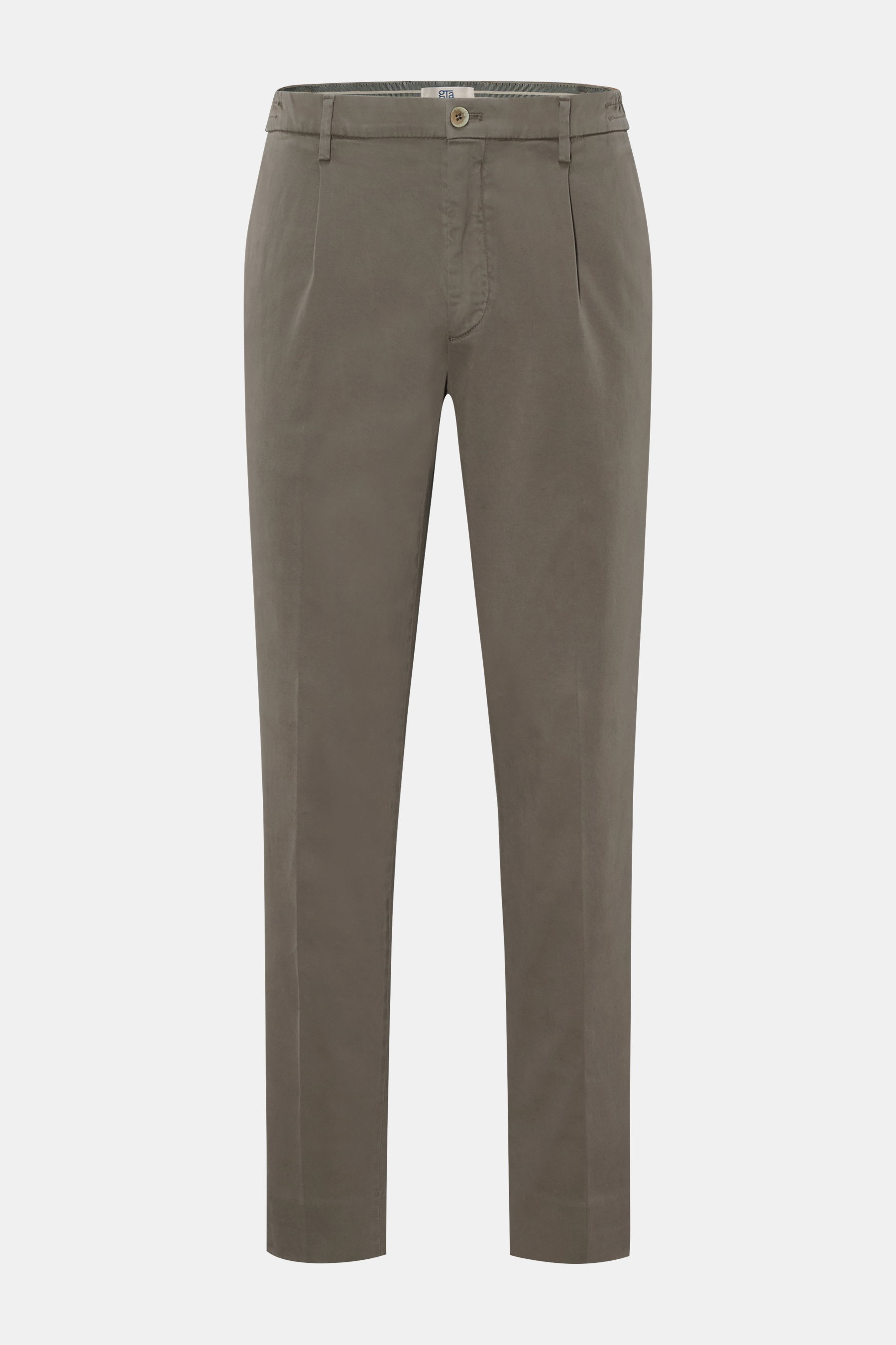GTA Baumwollhose 'Dennis' taupe, frontale Ansicht, weiche, leicht elastische Baumwolle, tapered Fit, teilelastischer Bund, französische Taschen, Saumenaufschlag.