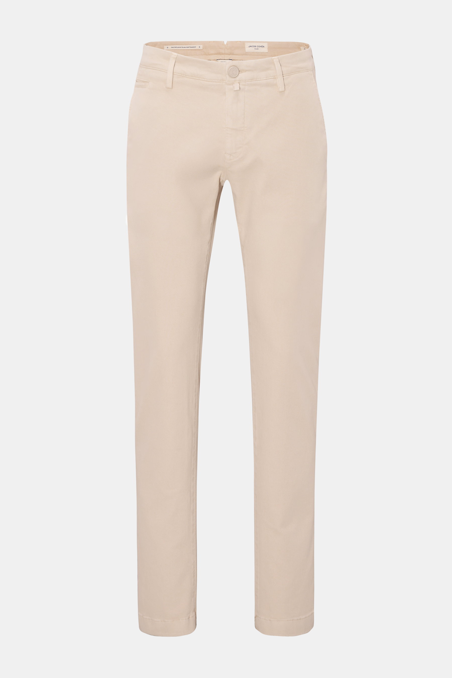 Jacob Cohen Chino 'Bobby' beige, schmal zulaufend, aus Baumwoll-Twill mit Lyocell, Slim Fit, niedrige Bundhöhe, französische Taschen, frontal fotografiert.