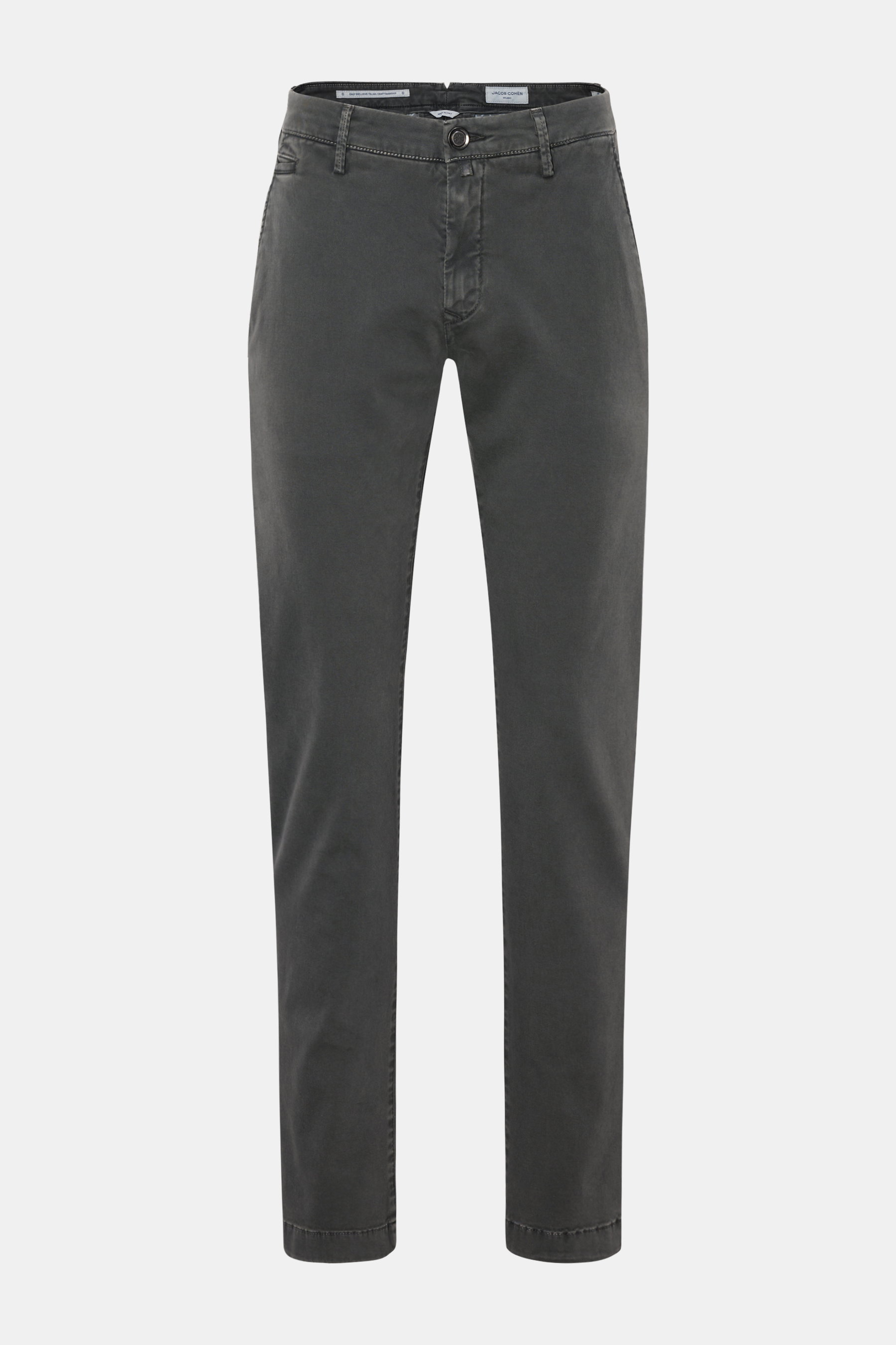 Jacob Cohen Chino 'Bobby' dunkelgrau, schmal zulaufend, Slim Fit, Baumwoll-Twill, garment dyed, Reißverschluss, Bundknopf, französische Taschen, weicher Griff, Verloursleder-Patch, frontale Ansicht.