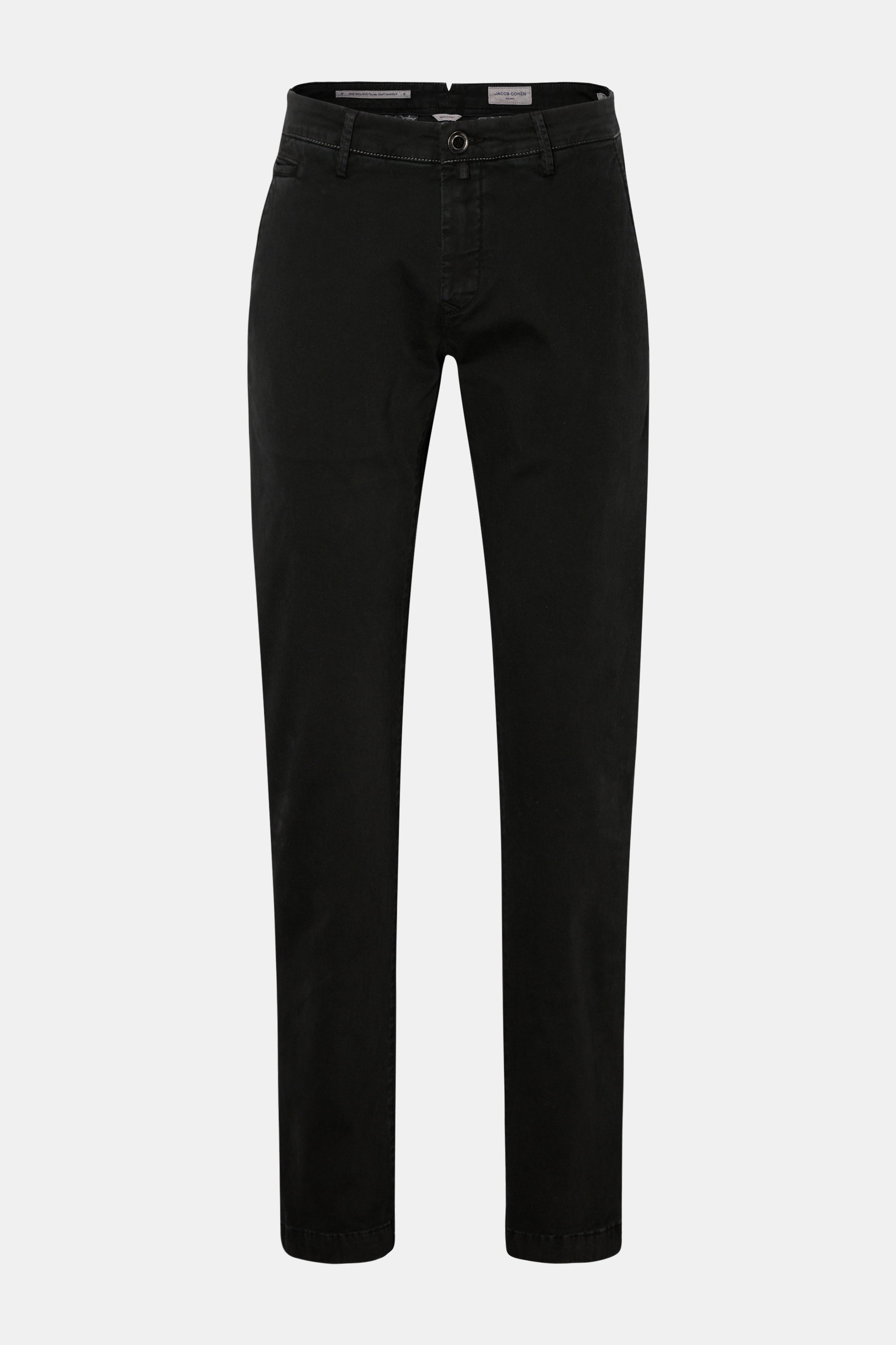 Jacob Cohen Chino 'Bobby' schwarz, slim Fit, schmal zulaufend, Baumwoll-Twill, weich, garment dyed, mit Reißverschluss, Bundknopf, französischen Taschen, Münztasche und Leder-Patch, frontale Ansicht.