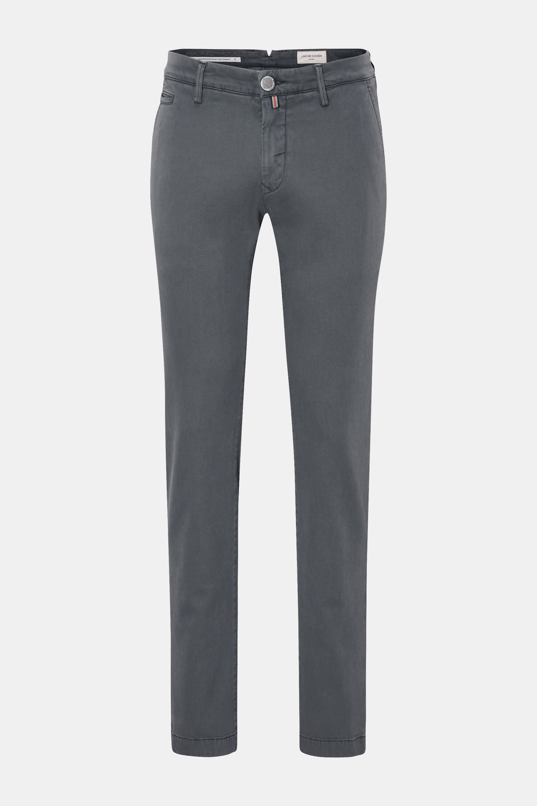Jacob Cohen Chino 'Bobby' grau, frontal fotografiert, Slim Fit, schmal zulaufend, aus weichem Modal-Baumwoll-Twill mit Reißverschluss, Bundknopf, französischen Taschen und Leder-Patch.