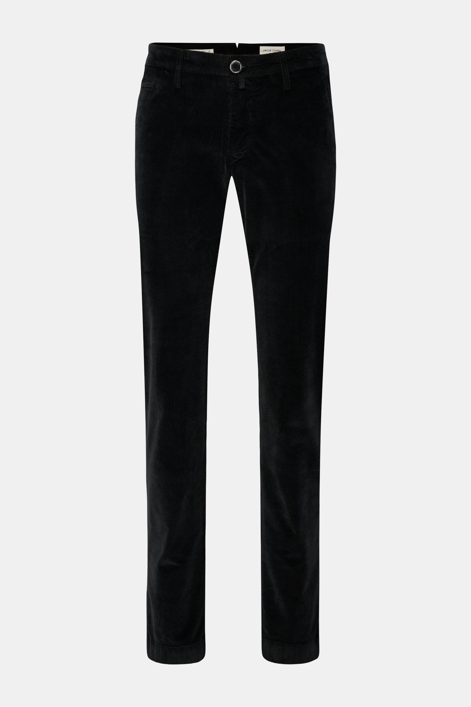 Jacob Cohen Cordhose 'Bobby' schwarz, Slim Fit Cordhose aus Baumwolle und Modal mit Reißverschluss, französischen Taschen, Veloursleder-Patch, frontal fotografiert.