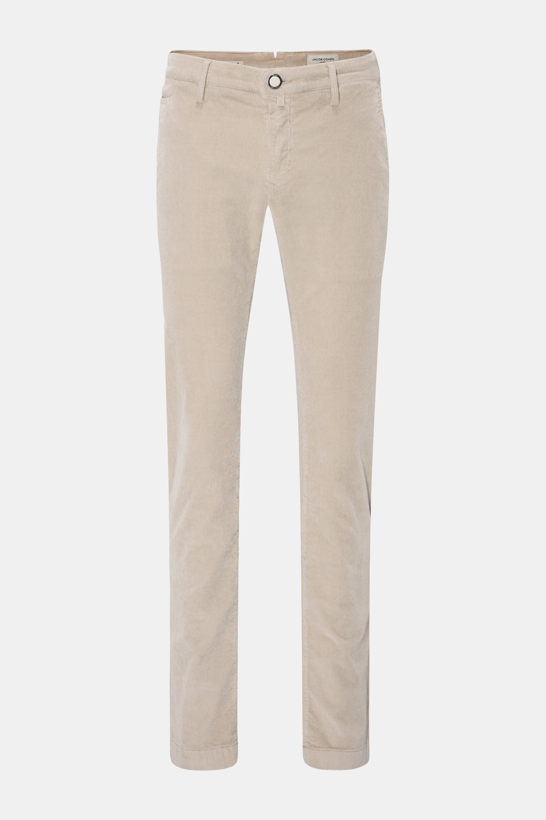 Jacob Cohen Cordhose 'Bobby' sand, Slim Fit Cordhose aus Baumwolle und Modal, schmal zulaufend, mit Reißverschluss, Bundknöpfen, französischen Taschen, Münztasche, Knopf-Gesäßtaschen, Veloursleder-Patch und Metall-Logo, frontale Perspektive.
