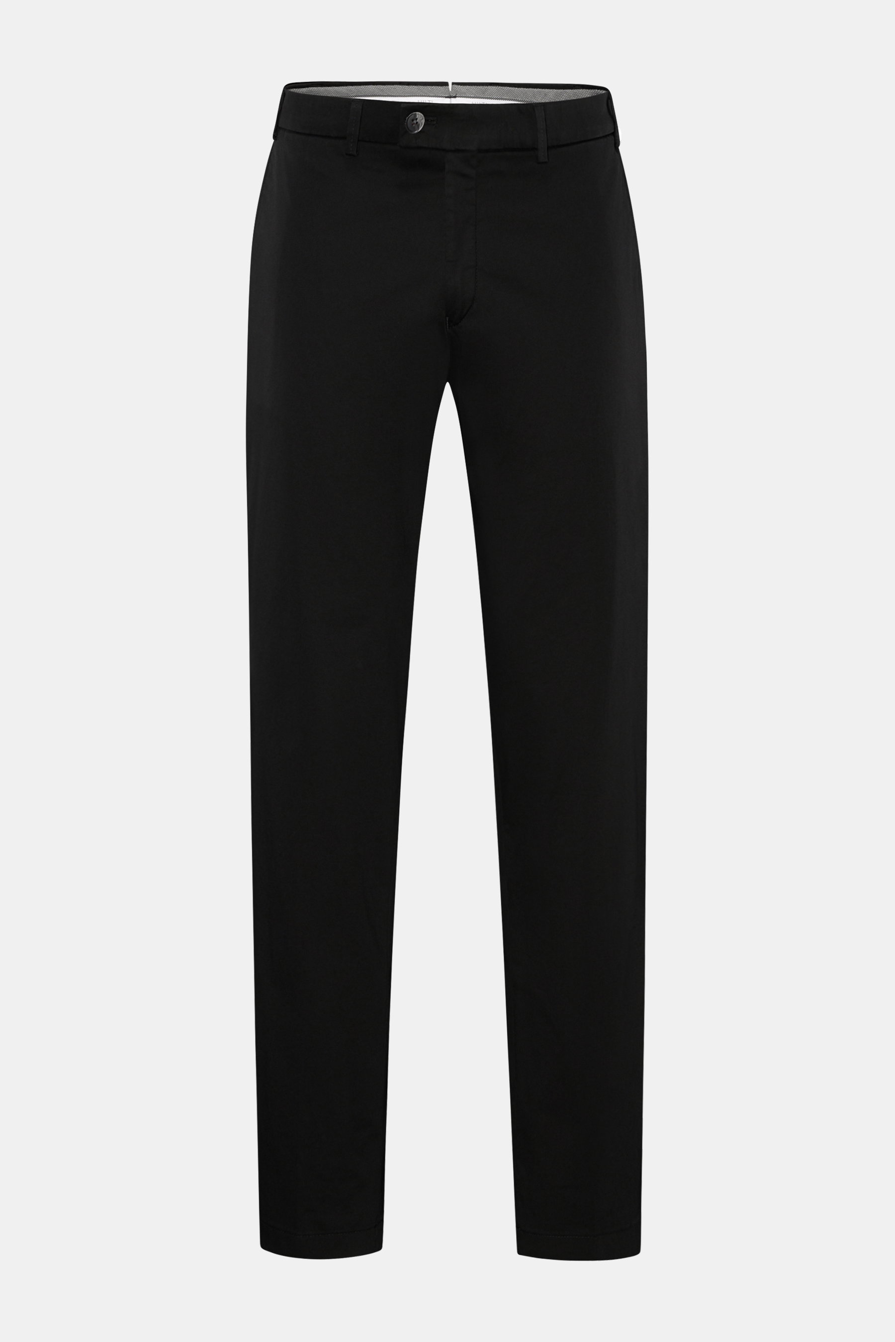 Hiltl Baumwollhose 'Parma' schwarz, frontal fotografiert, Regular Fit, leichte Baumwoll-Popeline mit Stretch, Zip Fly, Bundknopf, französische Taschen, Gesäßtaschen mit Knopf.