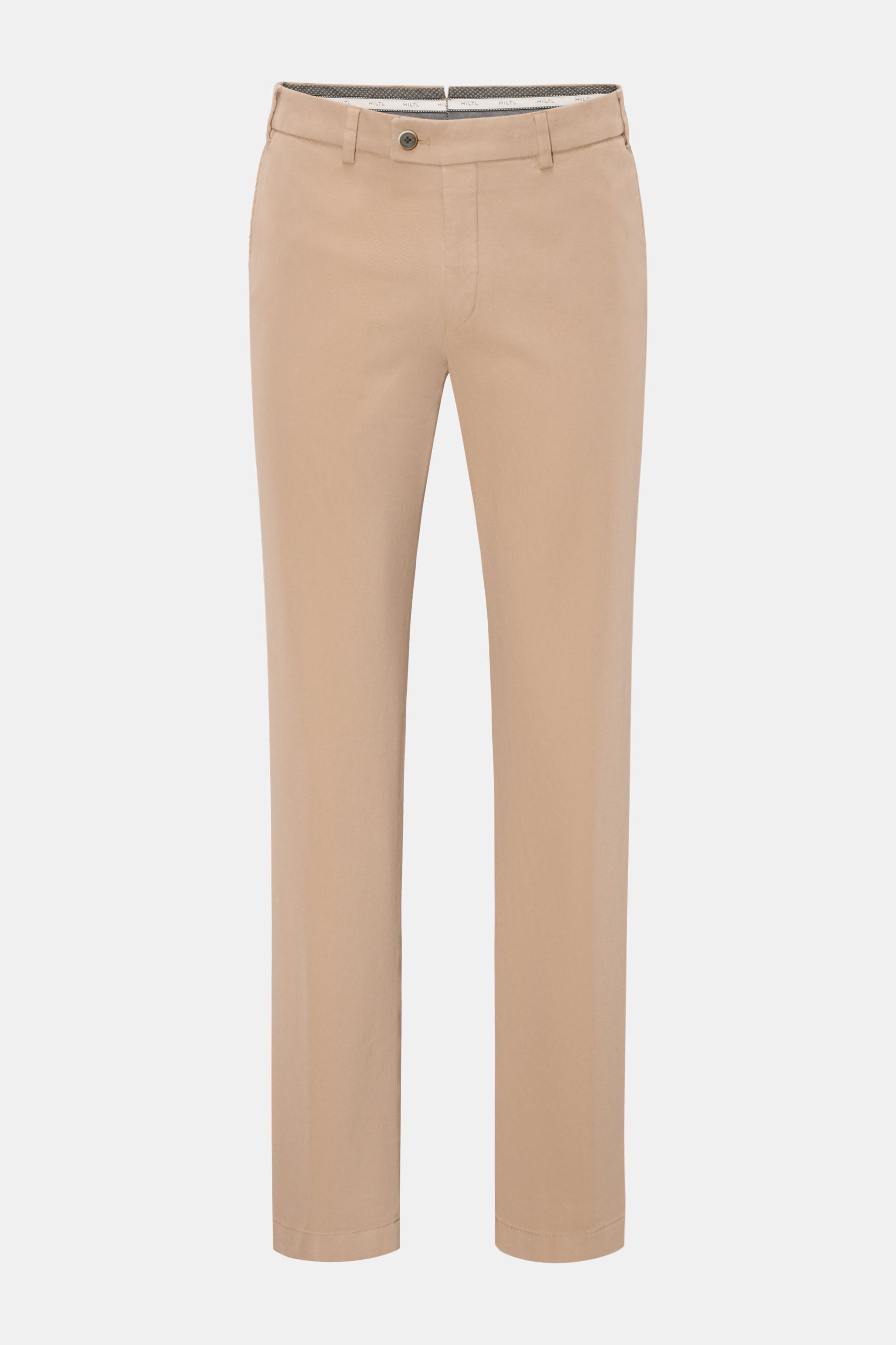 Hiltl Baumwollhose 'Parma' sand, slim Fit Chino-Hose aus elastischer Baumwolle mit französischen Taschen, Knopf und Reißverschluss, frontal fotografiert.
