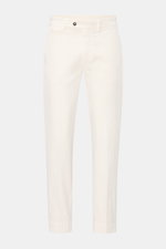 04651/ A trip in a bag Baumwollhose 'Flex' creme, frontale Ansicht, knöchellang, tapered Fit, Popeline mit Stretch, Taschen mit Patte, Bundknopf.