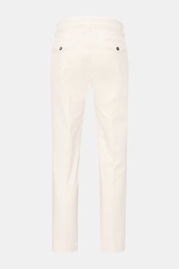 Rückansicht der cremefarbenen 04651/ A trip in a bag Baumwollhose 'Flex' mit Tapered Fit, Popeline, Stretch, Gesäßtaschen und Uhrentasche.