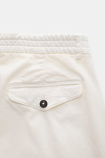 Rückansicht der 04651/ A trip in a bag Baumwollhose 'Flex' creme mit geknöpfter Gesäßtasche, teileslastischem Bund und weichem Baumwollpopeline.