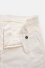 04651/ A trip in a bag Baumwollhose 'Flex' creme, Detailansicht von vorne mit offenem Reißverschluss, Popeline, Stretch, Tapered Fit.