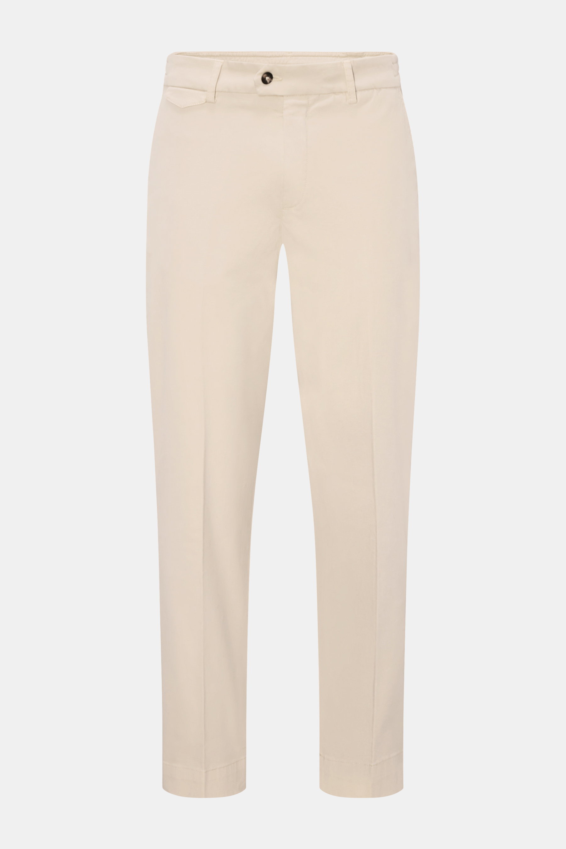 Frontansicht der sandfarbenen 04651/ A trip in a bag Baumwollhose 'Flex' mit modernem Fit, Popeline, Stretch, tapered Fit, Uhren- und Gesäßtaschen.