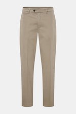 Frontansicht der 04651/ A trip in a bag Baumwollhose 'Flex' taupe mit modernem Tapered Fit, Stretch, französischen Taschen und geknöpften Gesäßtaschen.