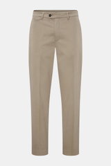 Frontansicht der 04651/ A trip in a bag Baumwollhose 'Flex' taupe mit modernem Tapered Fit, Stretch, französischen Taschen und geknöpften Gesäßtaschen.