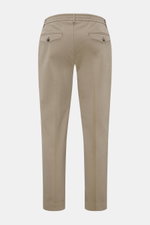 Rückansicht der 04651/ A trip in a bag Baumwollhose 'Flex' taupe mit Tapered Fit, teielastischem Bund, französischen Taschen und Knöpfen.