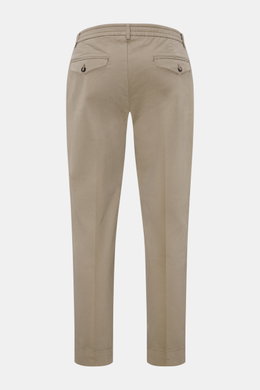 Rückansicht der 04651/ A trip in a bag Baumwollhose 'Flex' taupe mit Tapered Fit, teielastischem Bund, französischen Taschen und Knöpfen.