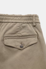 Rückansicht der 04651/ A trip in a bag Baumwollhose 'Flex' taupe mit geteillastischem Bund, geknöpfter Gesäßtasche, Popeline und Stretch.