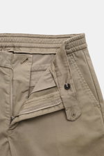 04651/ A trip in a bag Baumwollhose 'Flex' taupe mit modernem Tapered Fit, elastischem Bund, Reißverschluss, Knopf und Taschen, Front nah.