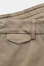 Nahaufnahme der 04651/ A trip in a bag Baumwollhose 'Flex' taupe mit teielastischem Bund, geknöpfter Gesäßtasche und weichem Popeline-Stoff.