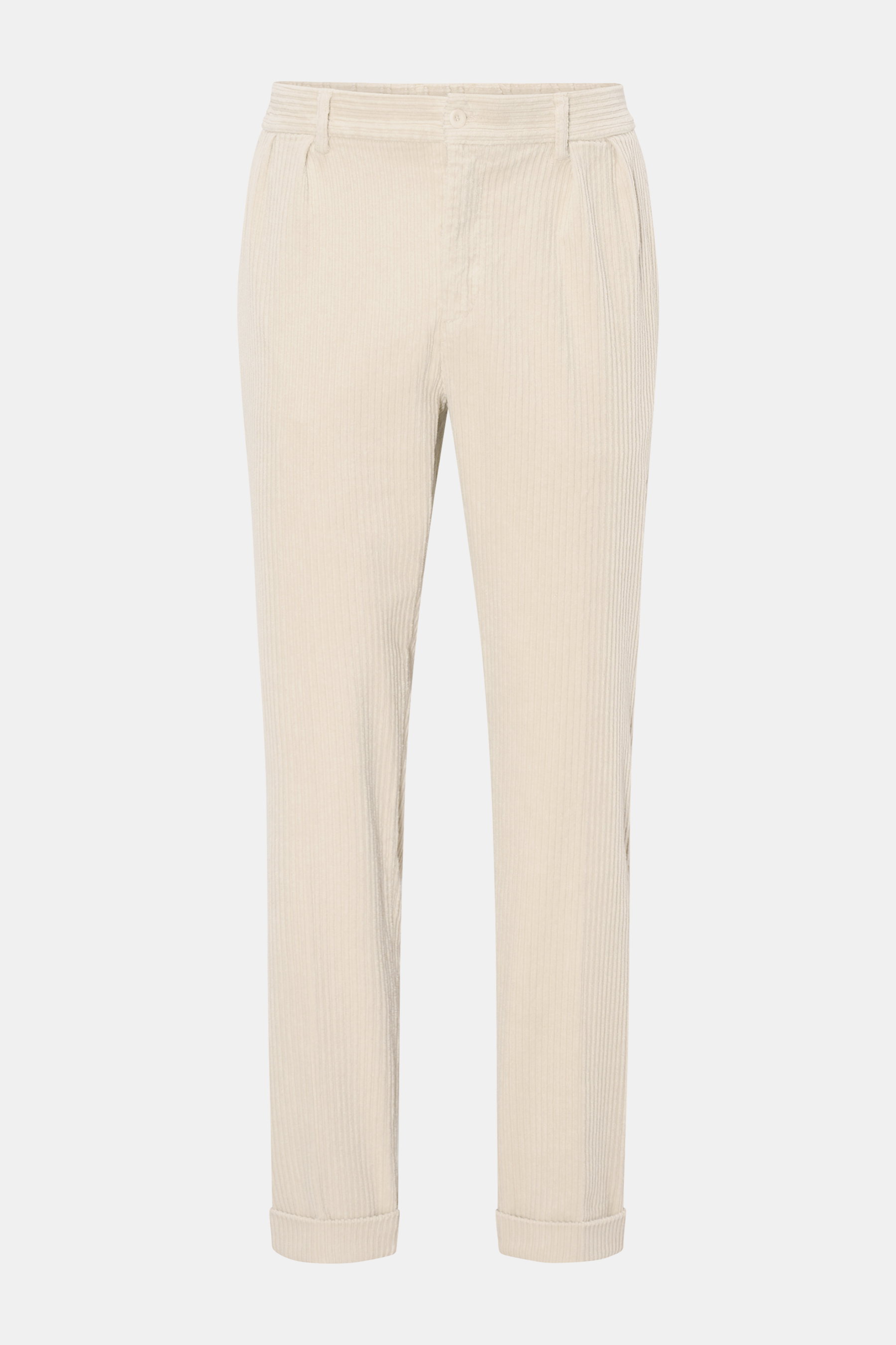 Frontale Aufnahme der 04651/ A trip in a bag Cordhose sand aus leicht elastischem Baumwoll-Cord mit doppelter Bundfalte, französischen Taschen, tapered Fit und fixiertem Saumaufschlag.