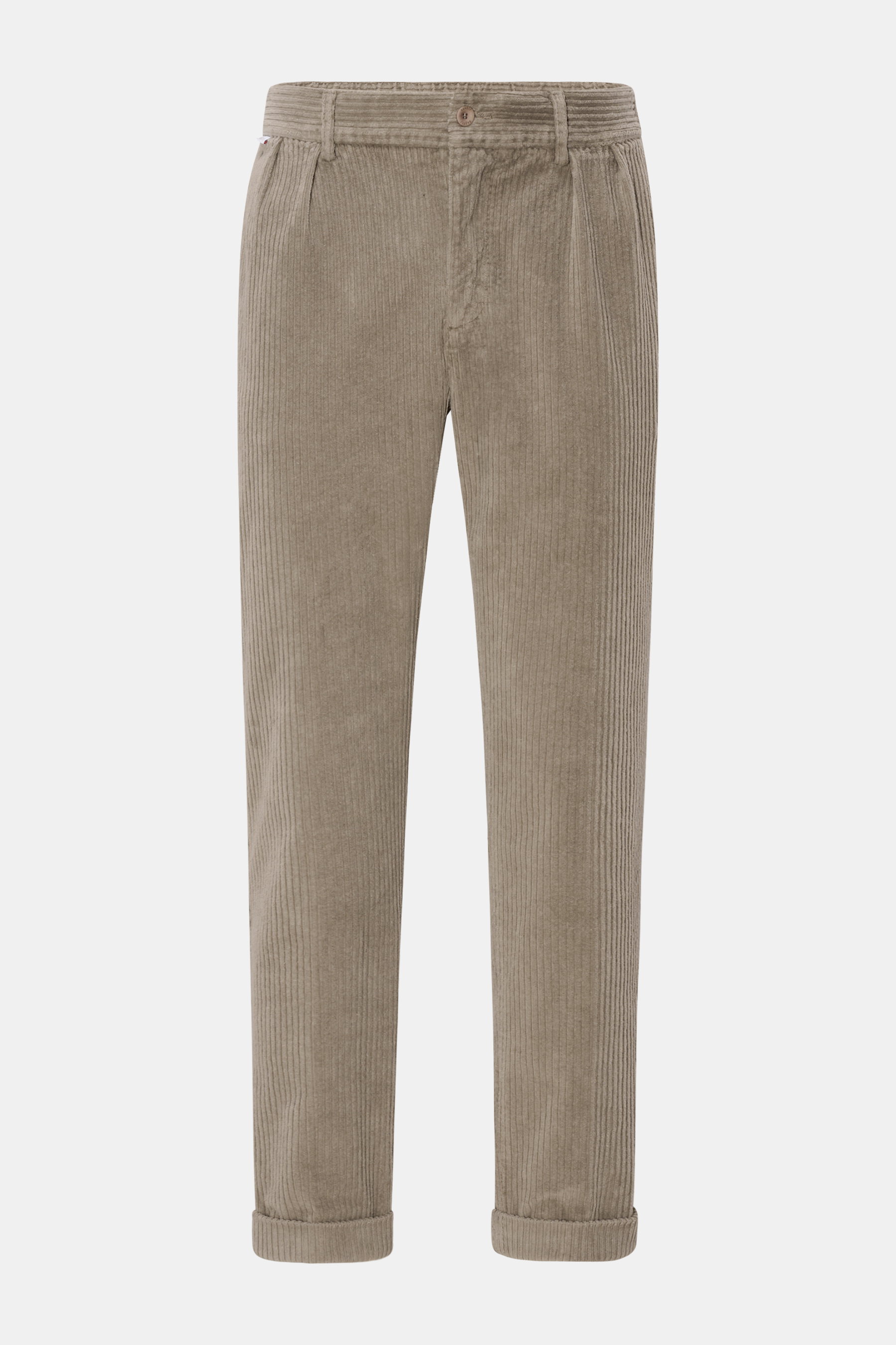 04651/ A trip in a bag Cordhose taupe aus Baumwoll-Cord mit doppelter Bundfalte, Tapered Fit, fixiertem Saumaufschlag, frontal fotografiert.