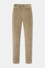 Frontansicht der 04651/ A trip in a bag Cordhose taupe aus garment dyed Baumwoll-Modal-Cord mit schmal zulaufendem Slim Fit, teielastischem Bund und Taschen.