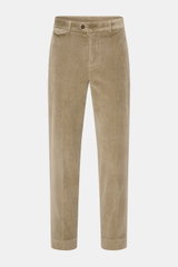 Frontansicht der 04651/ A trip in a bag Cordhose taupe aus garment dyed Baumwoll-Modal-Cord mit schmal zulaufendem Slim Fit, teielastischem Bund und Taschen.