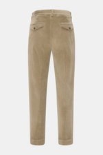 Rückansicht der 04651/ A trip in a bag Cordhose taupe aus Baumwoll-Modal-Cord, slim fit, knöchellang, mit teils elastischem Bund und geknöpften Gesäßtaschen.