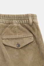 04651/ A trip in a bag Cordhose taupe aus Baumwoll-Modal-Cord, knöpfbare Gesäßtasche, teilelastischer Bund, Detailaufnahme von hinten.