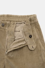 Nahaufnahme der geöffneten 04651/ A trip in a bag Cordhose taupe aus Baumwoll-Modal-Cord, slim fit mit teilelastischem Bund und Reißverschluss.